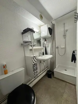 Salle de bains dans l'établissement Les Logis de Paray - App 224