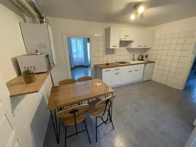 Cuisine ou kitchenette dans l'établissement Petite maison avec cour