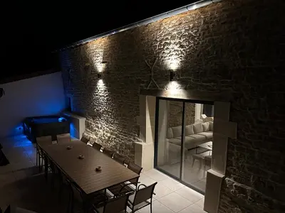 Coin salon dans l'établissement Gîte le clocher roman 14 personnes piscine et spa privatif