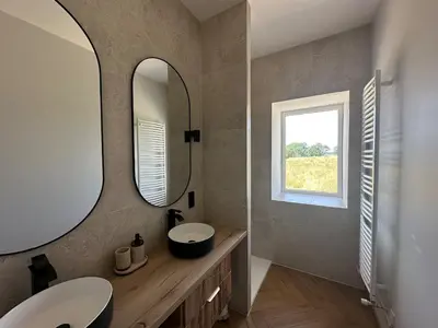 Salle de bains dans l'établissement Gîte le clocher roman 14 personnes piscine et spa privatif