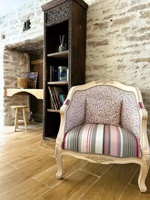 Bibliothèque dans la maison d'hôtes