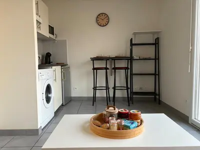 Cuisine ou kitchenette dans l'établissement Studio proche république et drapeau