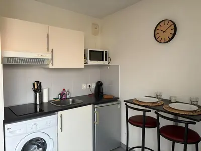 Cuisine ou kitchenette dans l'établissement Studio proche république et drapeau