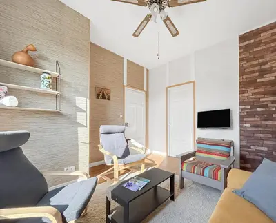 Télévision ou salle de divertissement dans l'établissement Maison cosy avec jardin, 4 chambres, Route du Vin