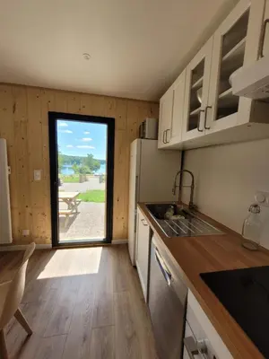 Cuisine ou kitchenette dans l'établissement Maison bord du Lac des Settons