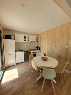 Cuisine ou kitchenette dans l'établissement Maison bord du Lac des Settons