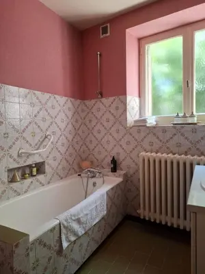Salle de bains dans l'établissement Maison de campagne avec jardin Chez nous