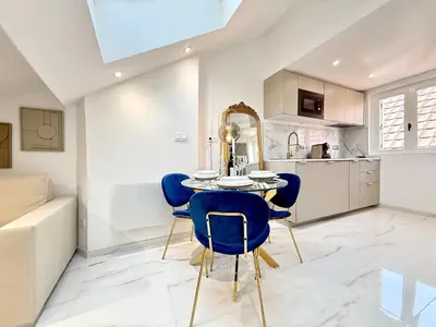 Cuisine ou kitchenette dans l'établissement Le Loft Contemporain - Climatisé & Smart TV au coeur de Dijon