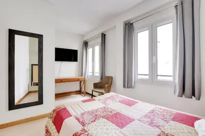 Un ou plusieurs lits dans un hébergement de l'établissement Hôtel Dauphine - Dijon Centre Gare - Accès Autonome 24 heures sur 24 - Boîte à Clés & Gardien - Parking Public Dauphine