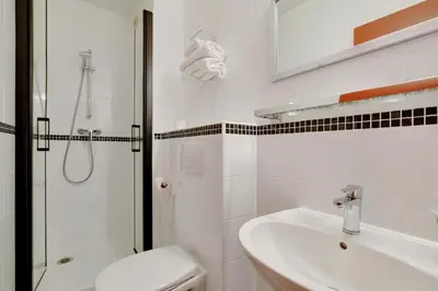 Salle de bains dans l'établissement Hôtel Dauphine - Dijon Centre Gare - Accès Autonome 24 heures sur 24 - Boîte à Clés & Gardien - Parking Public Dauphine