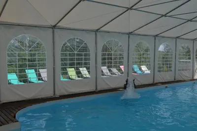 Piscine de l'établissement Auberge du tilleul chambres de campagne dans la région lacs et cascades ou située à proximité