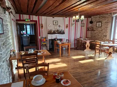 Coin salon dans l'établissement Auberge du tilleul chambres de campagne dans la région lacs et cascades