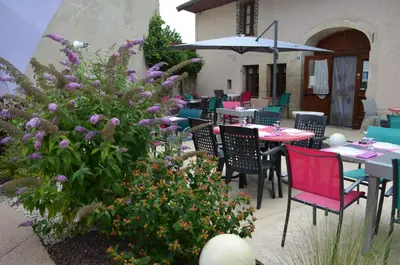 Restaurant ou autre lieu de restauration dans l'établissement Auberge du tilleul chambres de campagne dans la région lacs et cascades