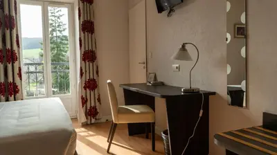 Un ou plusieurs lits dans un hébergement de l'établissement Logis Hôtel L'Orée des Charmes et son restaurant L'évYdenCe
