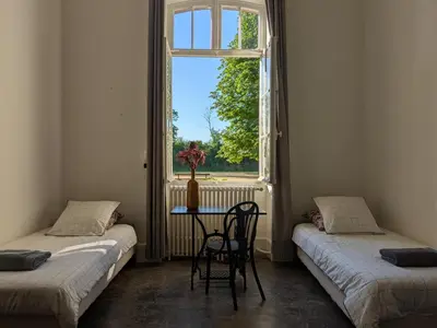Un ou plusieurs lits dans un hébergement de l'établissement La Lampisterie - Atelier ferroviaire aménagé en bordure de la Voie Verte