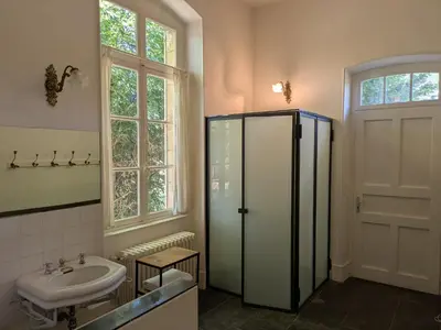 Salle de bains dans l'établissement La Lampisterie - Atelier ferroviaire aménagé en bordure de la Voie Verte