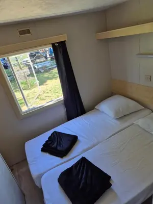 Un ou plusieurs lits dans un hébergement de l'établissement Le mobile home est dans le pré