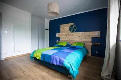 Un ou plusieurs lits dans un hébergement de l'établissement Gîte Aux Couleurs de Saint Martin avec SPA-Billard