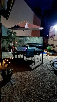 Tennis de table au sein de l'établissement Caravane Zen & Jacuzzi proche des grottes de Bèze ou à proximité