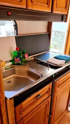 Cuisine ou kitchenette dans l'établissement Caravane Zen & Jacuzzi proche des grottes de Bèze