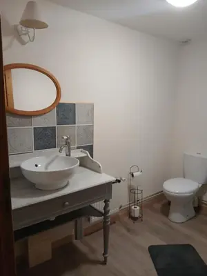 Salle de bains dans l'établissement La cabane de Lancelot Chambre Romance