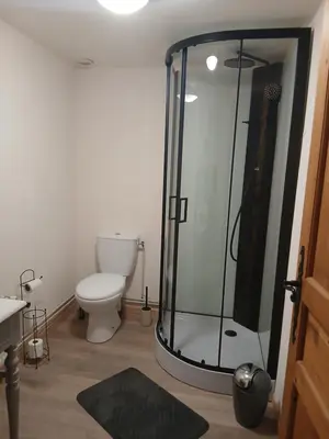 Salle de bains dans l'établissement La cabane de Lancelot Chambre Romance