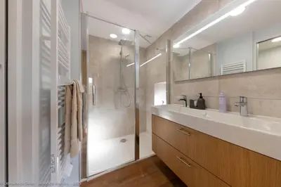 Salle de bains dans l'établissement La Maison de l'Arlot