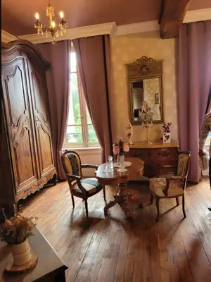 Coin salon dans l'établissement Château St Sulpice Chambre RUBIS