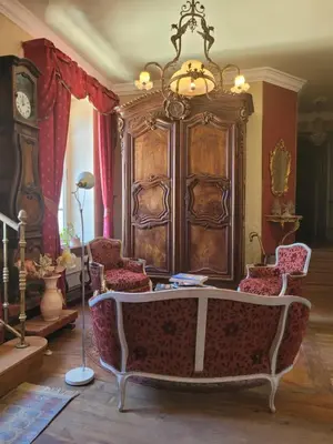 Coin salon dans l'établissement Château St Sulpice Chambre RUBIS