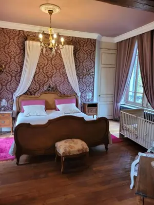 Un ou plusieurs lits dans un hébergement de l'établissement Château St Sulpice Chambre RUBIS