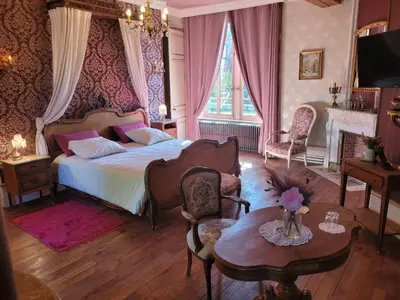 Un ou plusieurs lits dans un hébergement de l'établissement Château St Sulpice Chambre RUBIS