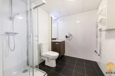 Salle de bains dans l'établissement Adonis Dijon Maison Internationale