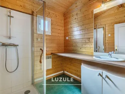 Salle de bains dans l'établissement Gîte des fleurs - 5 Chalets
