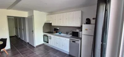 Cuisine ou kitchenette dans l'établissement Maison plein coeur de village