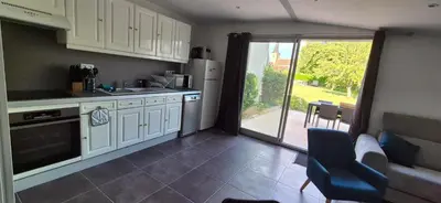 Cuisine ou kitchenette dans l'établissement Maison plein coeur de village