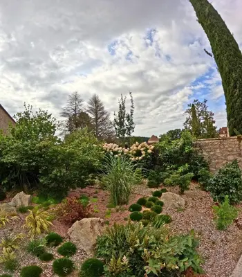 Jardin de l'établissement Gîte Eugène Süe - cuisine fermée
