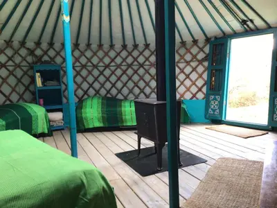 Coin salon dans l'établissement Yourte Morvan Insolite