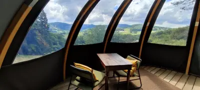 Paysage naturel près de la tente de luxe