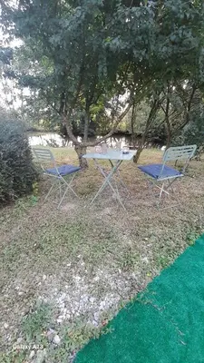 Jardin de l'établissement La roulotte au bord de l'étang