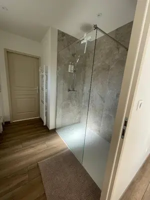 Salle de bains dans l'établissement Maison rénovée - Climatisée - Paray-le-Monial - Au bois clair