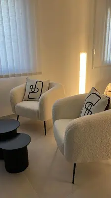 Coin salon dans l'établissement Bien calme et spacieux avec baignoire balneo
