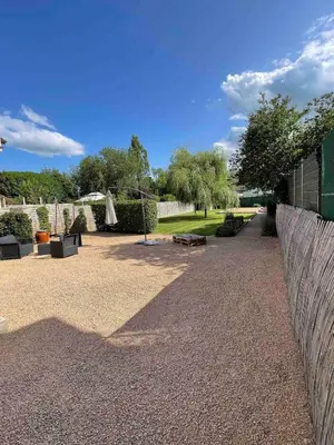 Jardin de l'établissement Maison rénovée proche centre ville
