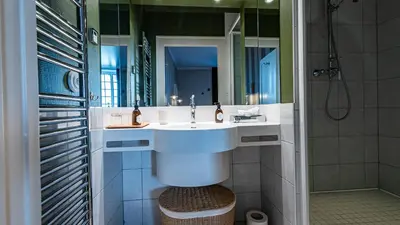 Salle de bains dans l'établissement Le Prieuré d'Arbois