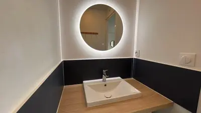 Salle de bains dans l'établissement Le Majestueux Calme Central Chic