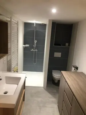 Salle de bains dans l'établissement studio dépendant Champvans