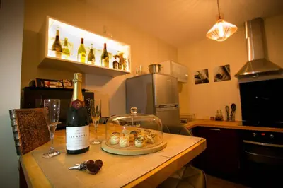 Cuisine ou kitchenette dans l'établissement Suite Romantique & Spa