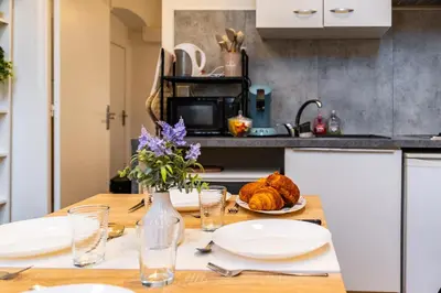 Cuisine ou kitchenette dans l'établissement L'Echo de Saint-Michel - Parking Privé - StyleCosy