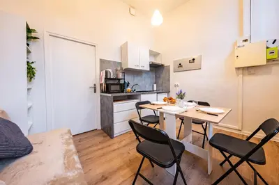Cuisine ou kitchenette dans l'établissement L'Echo de Saint-Michel - Parking Privé - StyleCosy