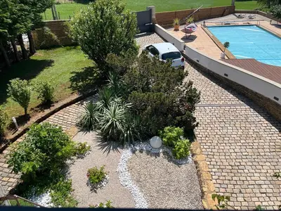 Piscine de l'établissement Maison verdoyante et piscine ou située à proximité