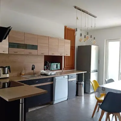 Cuisine ou kitchenette dans l'établissement Appartement tout confort au calme